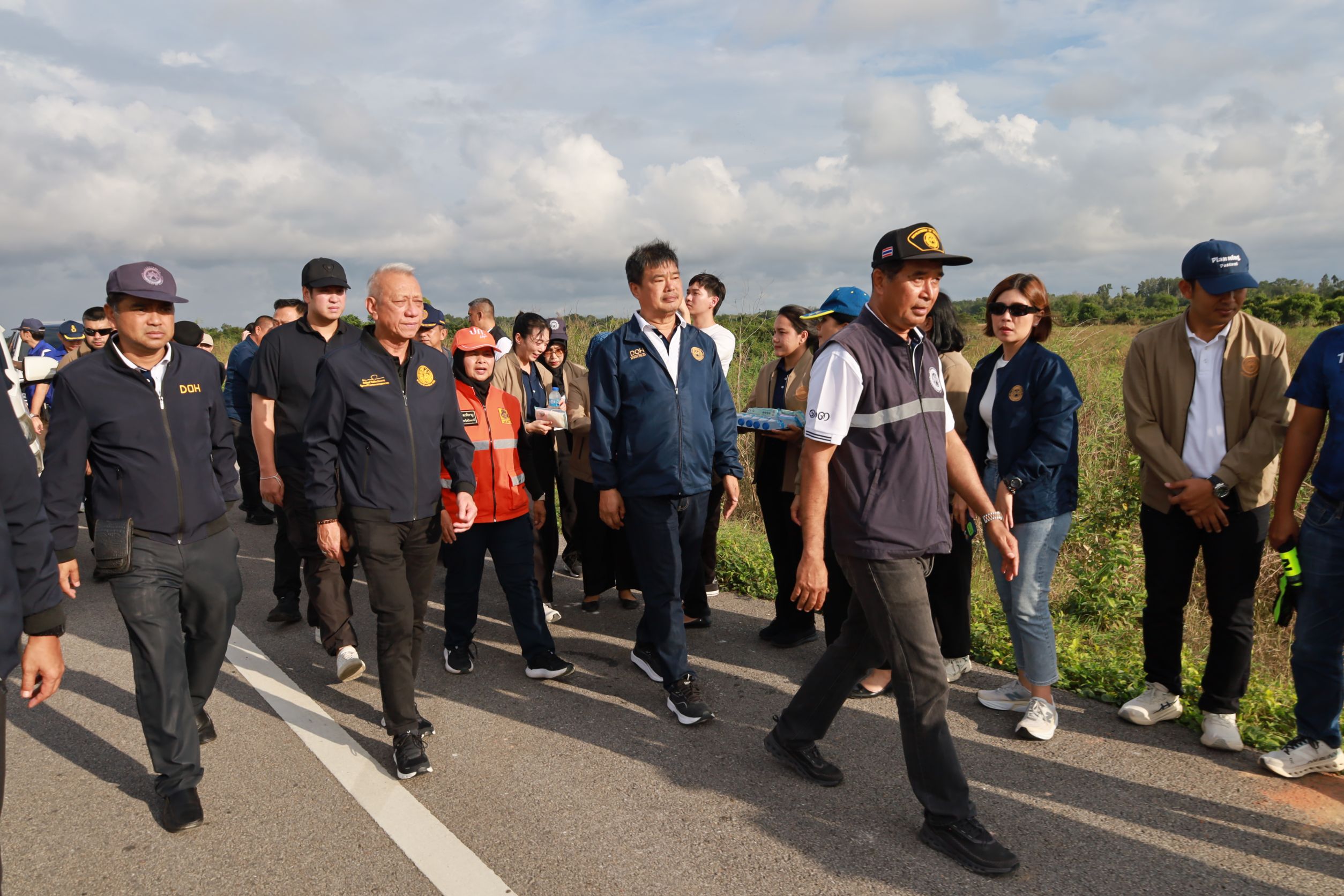 รองนายกฯ และ รมว.คมนาคม ลงพื้นที่ปัตตานี มอบถุงยังชีพให้กำลังใจผู้ประสบอุทกภัย พร้อมเร่งรัดกรมทางหลวงซ่อมแซมเส้นทางที่เสียหาย