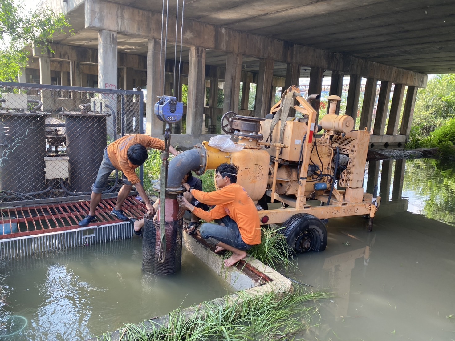 กรมทางหลวงเร่งปฏิบัติการฉุกเฉินบรรเทาผลกระทบจราจรบน ถ.พระราม 2 จากเหตุน้ำทะเลหนุนสูง พร้อมรับมือหากสถานการณ์ยังไม่ดีขึ้นช่วงส