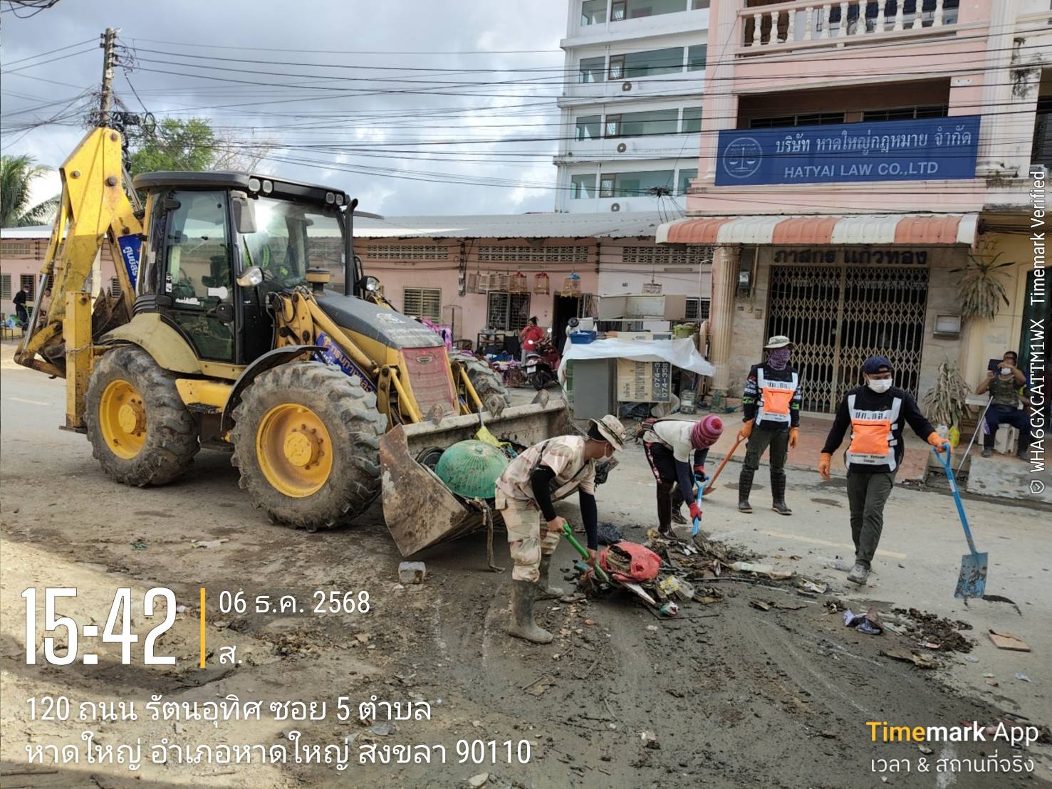 เร่งเต็มสูบ! กรมทางหลวงเดินหน้าฟื้นฟูหาดใหญ่ เคลียร์ถนน 14.3 กม. และขยะ 1,998 ตัน ตั้งเป้าคืนเส้นทางสัญจรก่อนปีใหม่