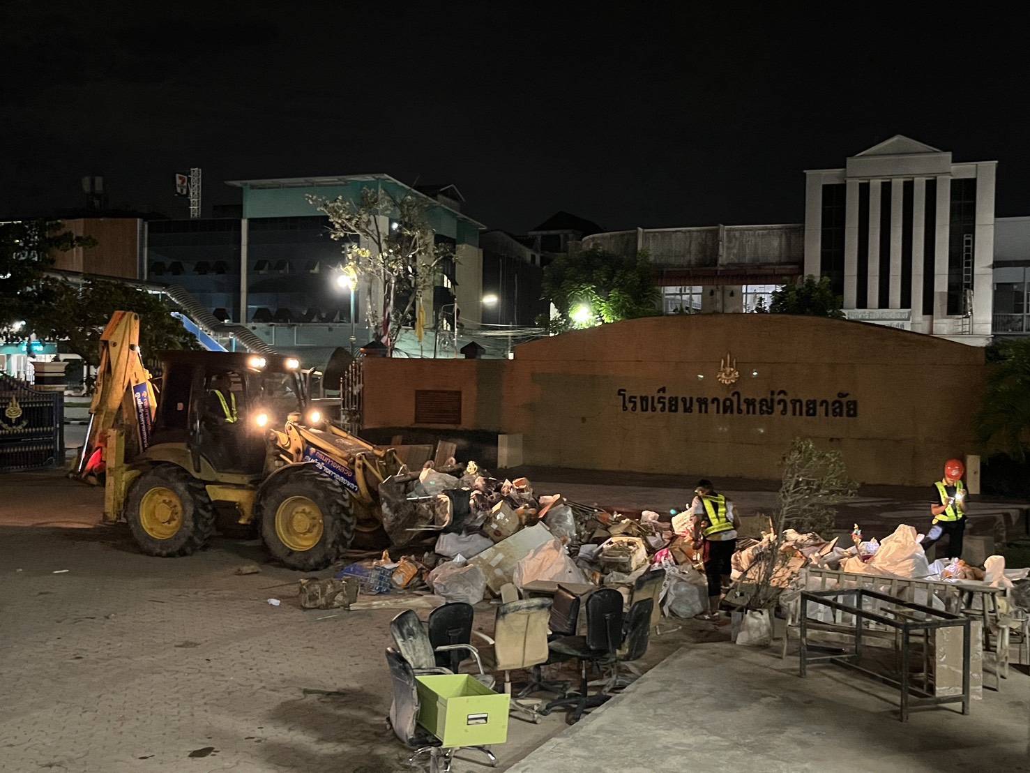 กรมทางหลวงระดมพล-เครื่องจักร 19 ชุดปฏิบัติการ! เสริมทัพฟื้นฟูหาดใหญ่ หลังพบปริมาณขยะเกินคาด