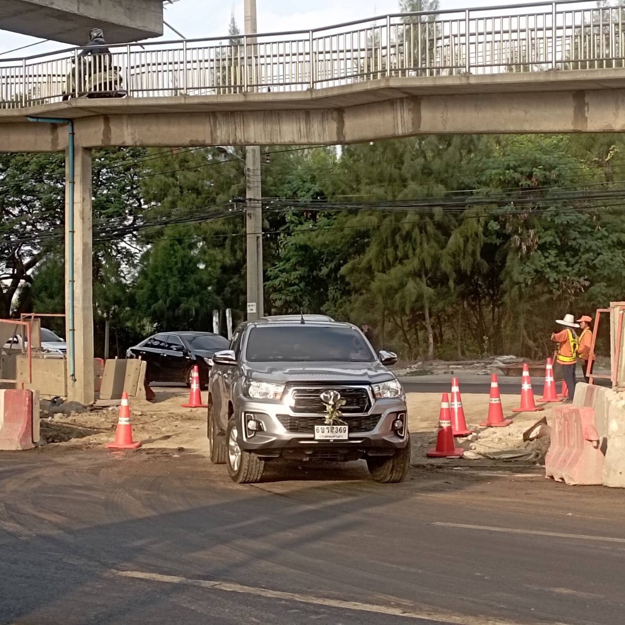 กรมทางหลวง แจงเหตุท่อประปาของเทศบาลนครสมุทรสาครชำรุดทำให้ผิวจราจรทรุดตัวบนถนนพระราม2 แนะเลี่ยงเส้นทาง-กำลังซ่อมแซม