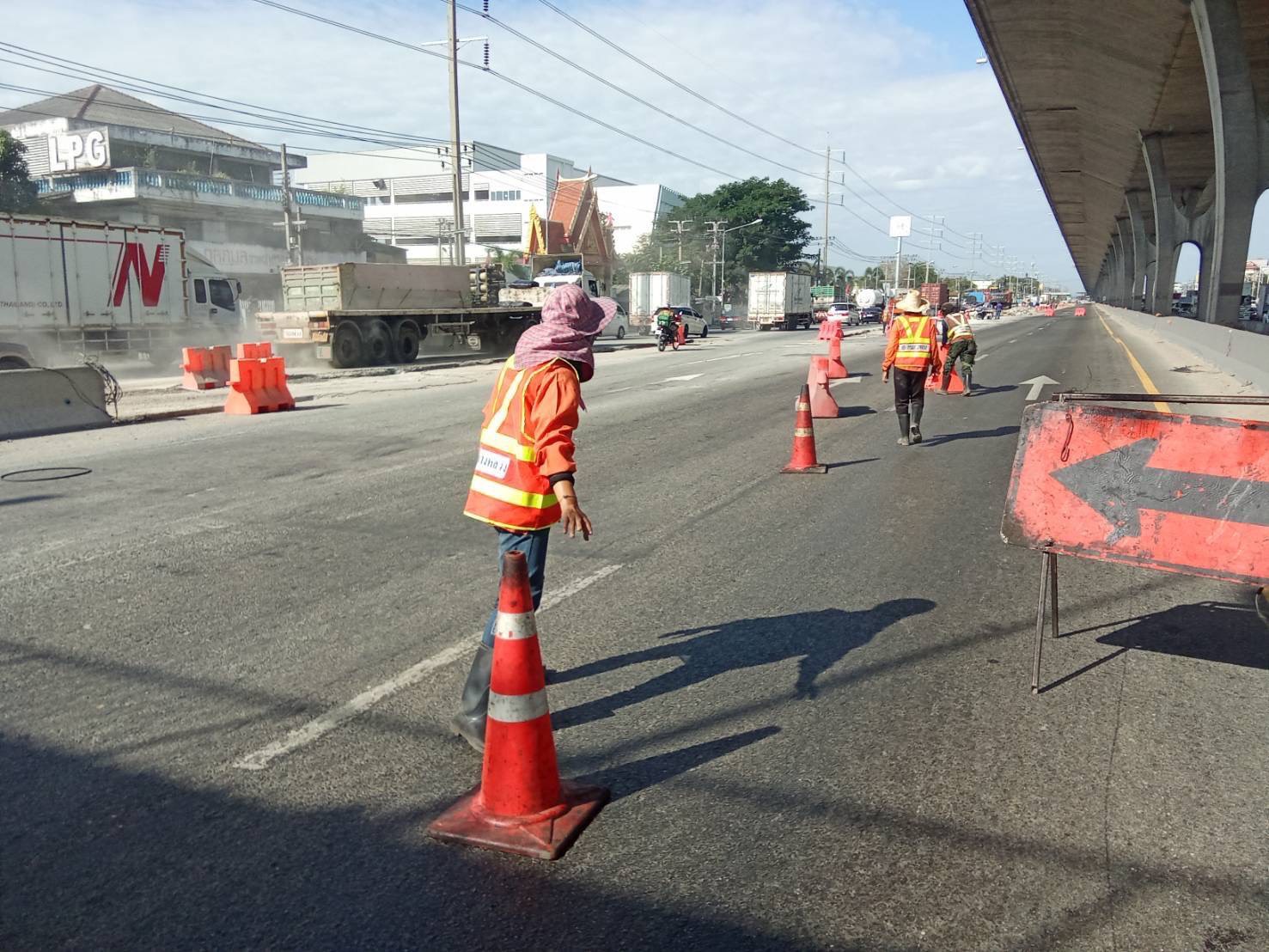 ด่วน! กรมทางหลวงแจ้งเหตุรถบรรทุกยกกระบะดัมพ์ชนสะพานลอยบนถนนเทพรัตน ฝั่งขาเข้า